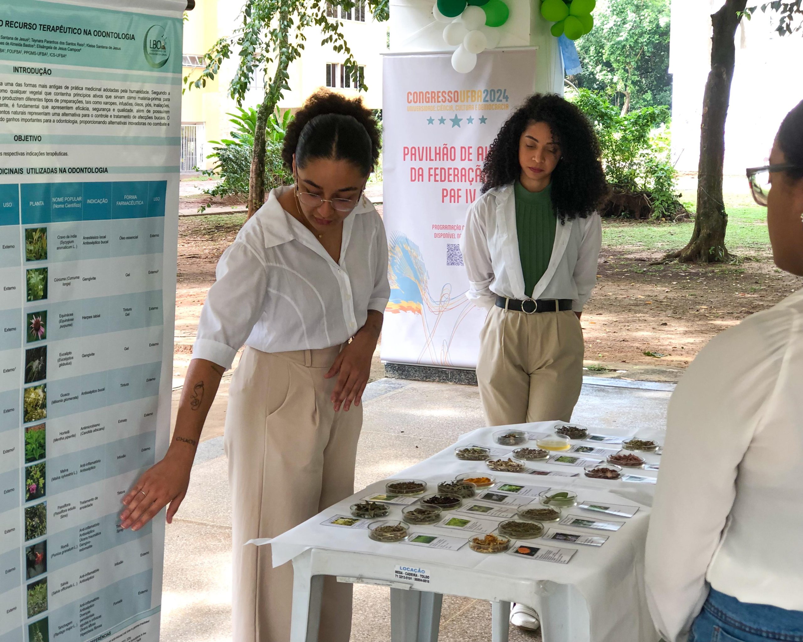 Estudantes apresentam plantas em estande no PAF IV. Foto: João Pedro Neves